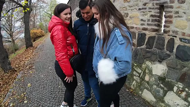 Homem deseja tanto sexo que sai para transar com duas garotas ao mesmo tempo